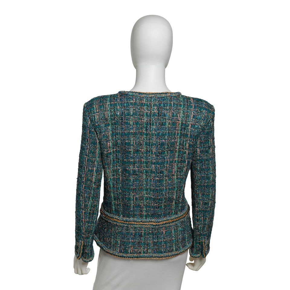 CHANEL: MULTI-COLOR BLUE BOUCLE TWEED JACKET Metiers d'Art Paris-New York| Pre-Fall 2019 | Look 10 - 3
