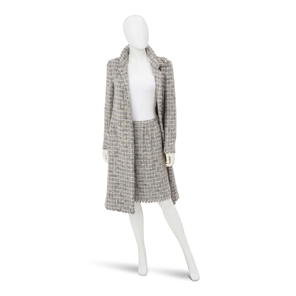 CHANEL: GREY CASHMERE TWEED COAT AND SKIRT ENSEMBLE Fall 2005 | Look 16 & 18 - 2