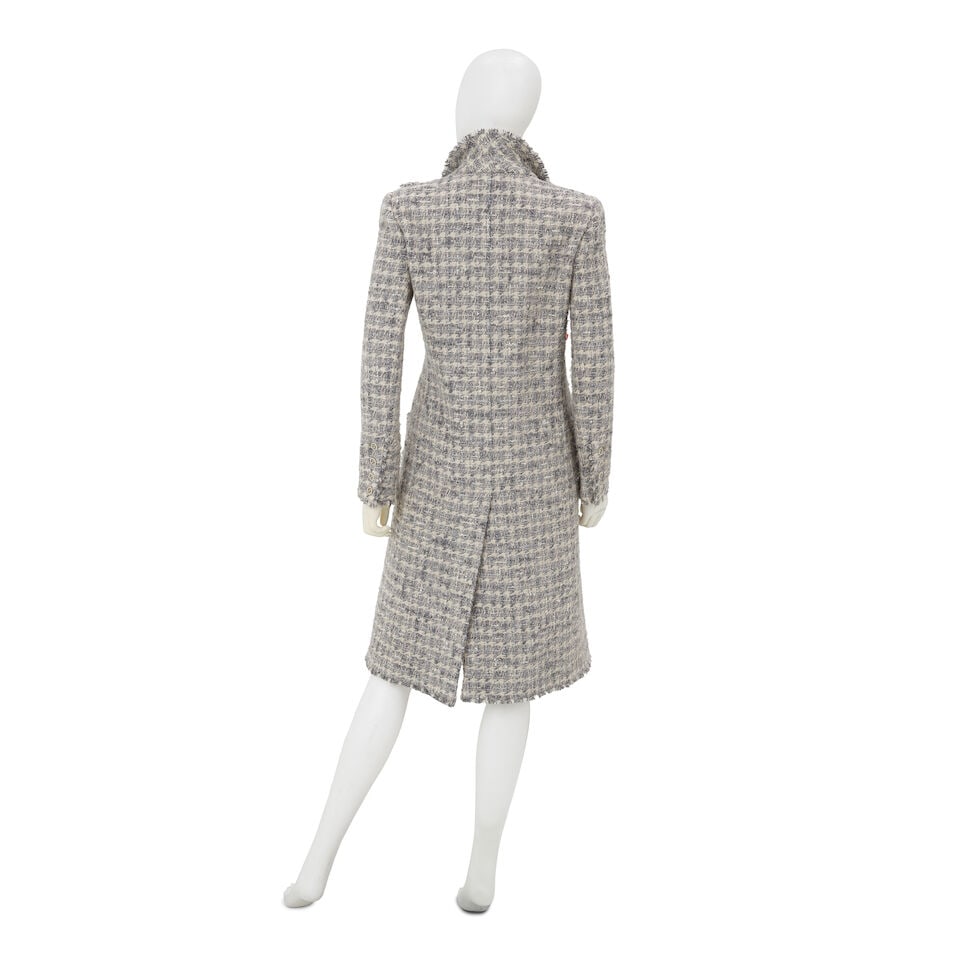CHANEL: GREY CASHMERE TWEED COAT AND SKIRT ENSEMBLE Fall 2005 | Look 16 & 18 - 3