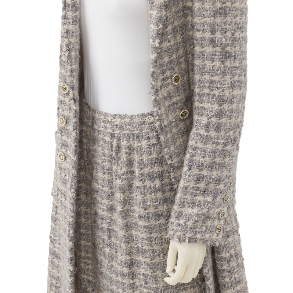 CHANEL: GREY CASHMERE TWEED COAT AND SKIRT ENSEMBLE Fall 2005 | Look 16 & 18 - 4