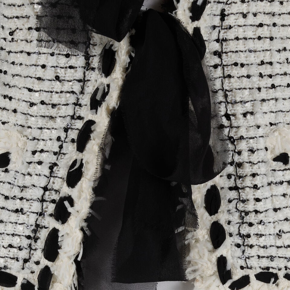 CHANEL: WHITE AND BLACK TWEED JACKET WITH RIBBON TIE Spring 2005 - 2