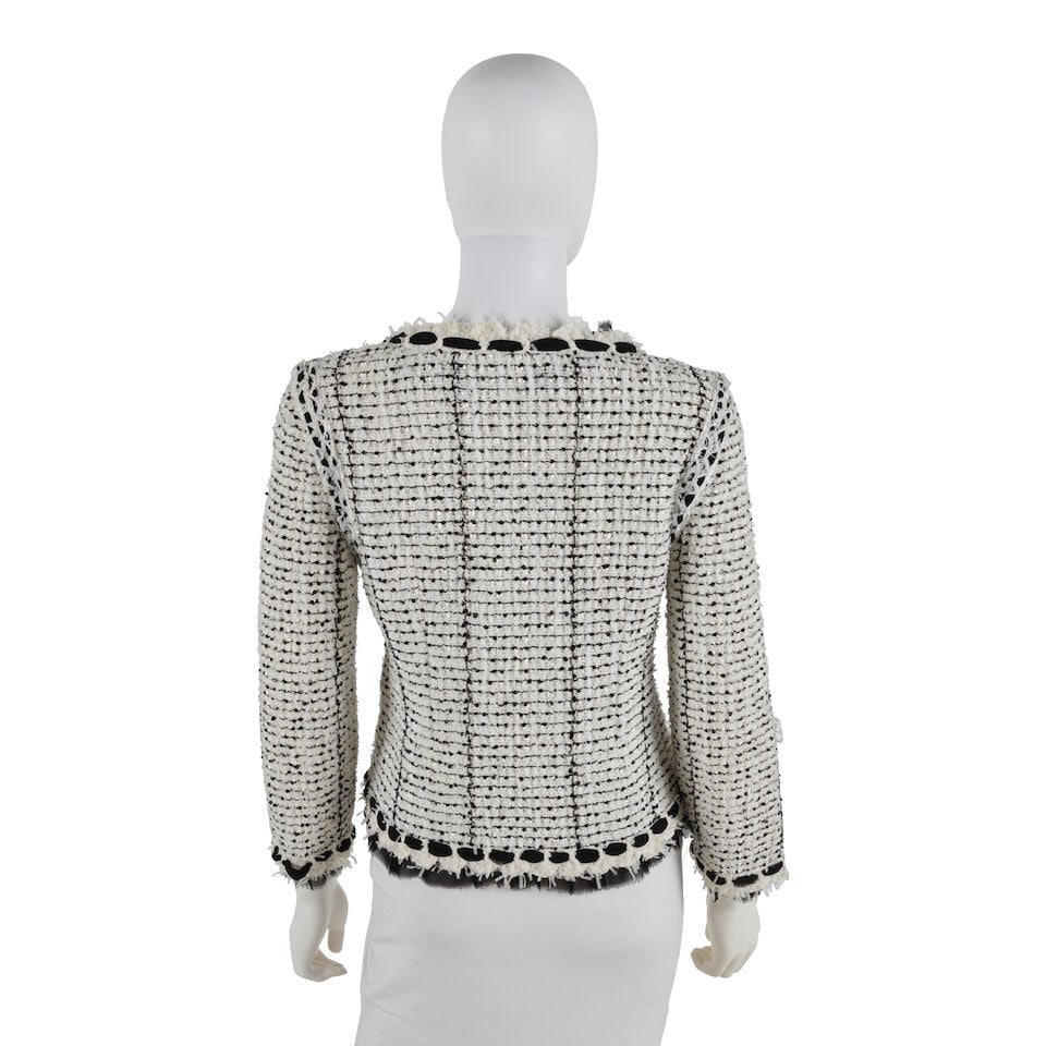CHANEL: WHITE AND BLACK TWEED JACKET WITH RIBBON TIE Spring 2005 - 3