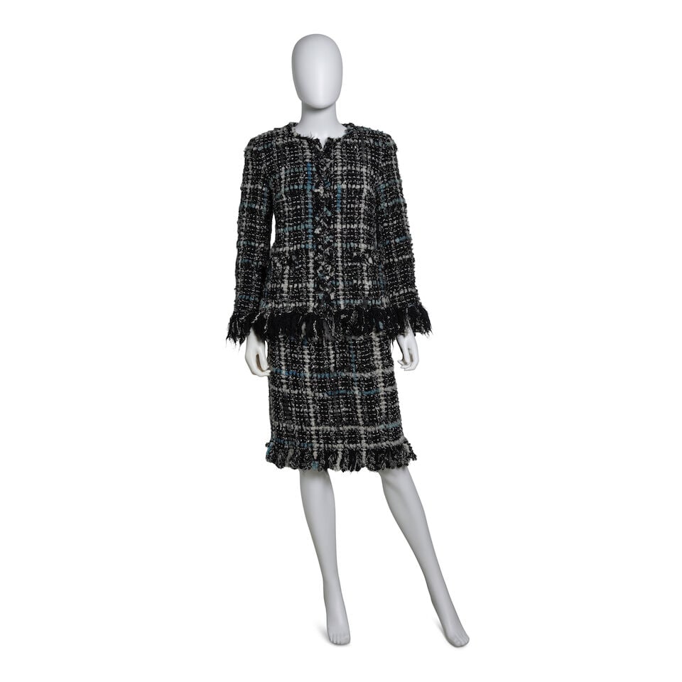 CHANEL: BLACK AND WHITE BOUCLE TWEED SKIRT SUIT Fall 2015 | Skirt Look 38: CHANEL: BLACK AND WHITE BOUCLE TWEED SKIRT SUIT Fall 2015 | Skirt Look 38 • Multicolor Black Boucle Tweed Exterior with Lurex Detail • Yarn and Tweed Fringe Along Edges • Zipper Clos