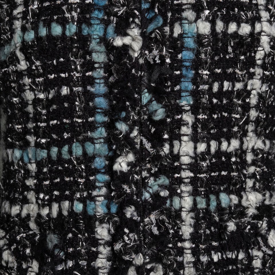 CHANEL: BLACK AND WHITE BOUCLE TWEED SKIRT SUIT Fall 2015 | Skirt Look 38 - 2