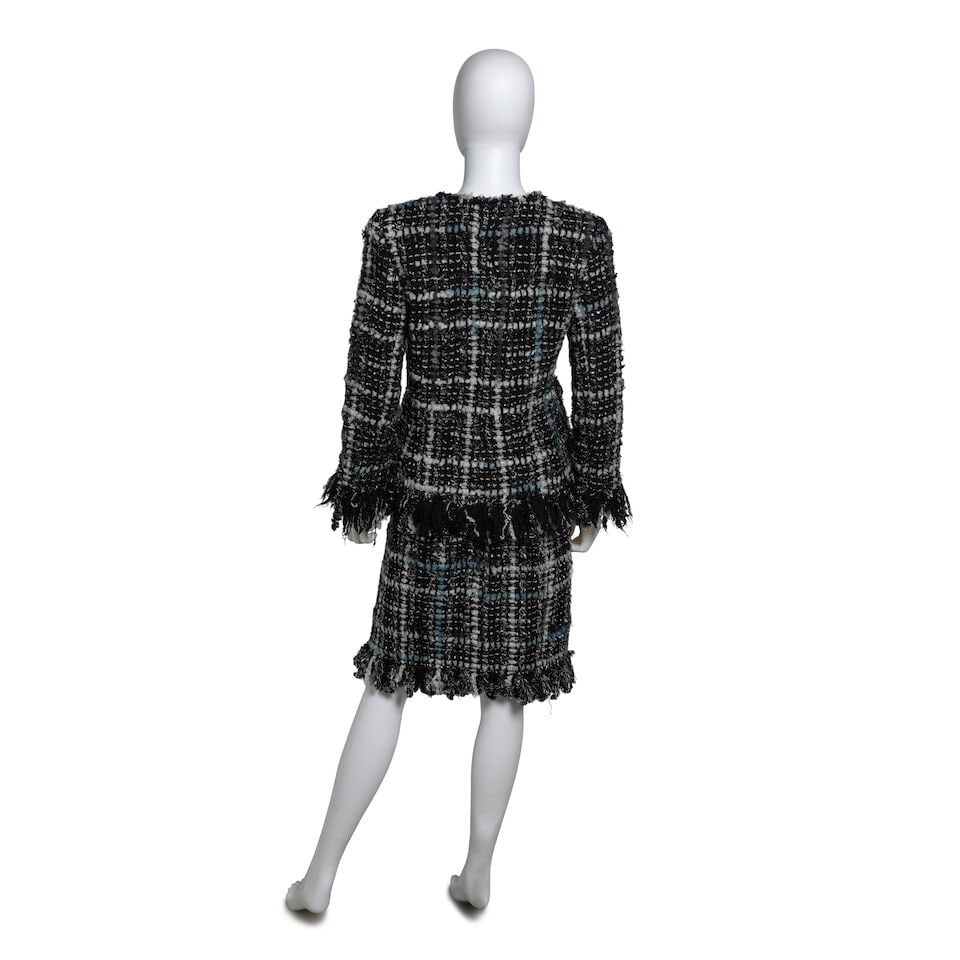 CHANEL: BLACK AND WHITE BOUCLE TWEED SKIRT SUIT Fall 2015 | Skirt Look 38 - 3