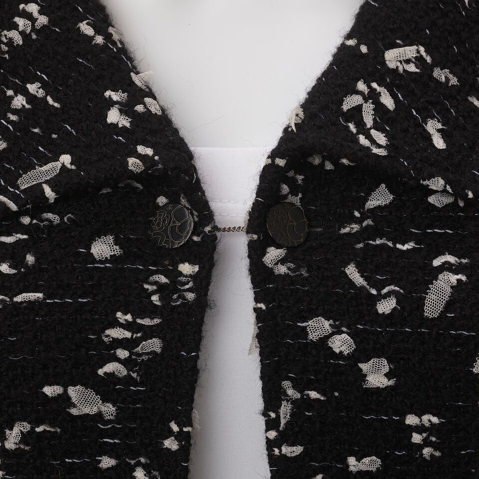 CHANEL: BLACK AND WHITE CONFETTI TWEED SKIRT SUIT ENSEMBLE Fall 2002 - 3