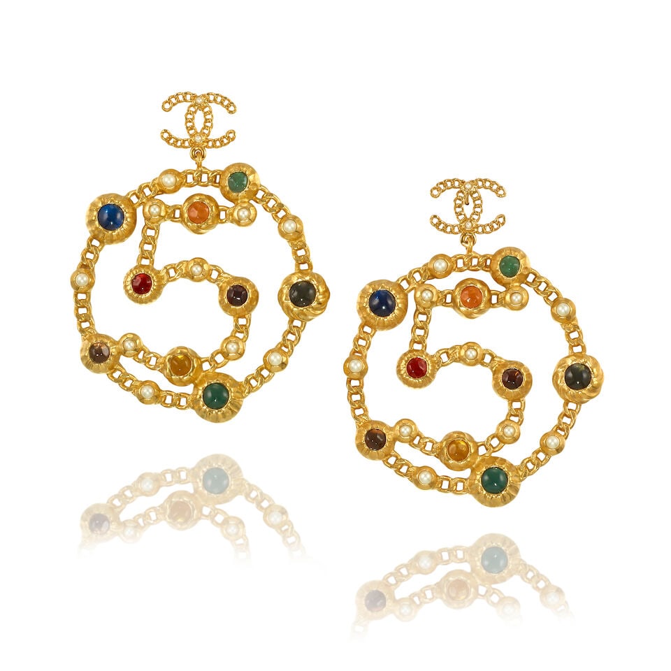 CHANEL: NO. 5 GRIPOIX AND PEARL HOOPS Fall 2018 | Various Looks: CHANEL: NO. 5 GRIPOIX AND PEARL HOOPS Fall 2018 | Various Looks • Gold Tone Plated Chain Hoop with No 5 Center Detail • Gripoix and Simulated Pearl Detail • Post Closure backing on I