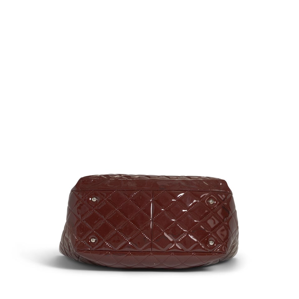 CHANEL: BURGUNDY CHIC & GLITTER LIGNE LARGE PATENT TOTE 2009-2010 - 2