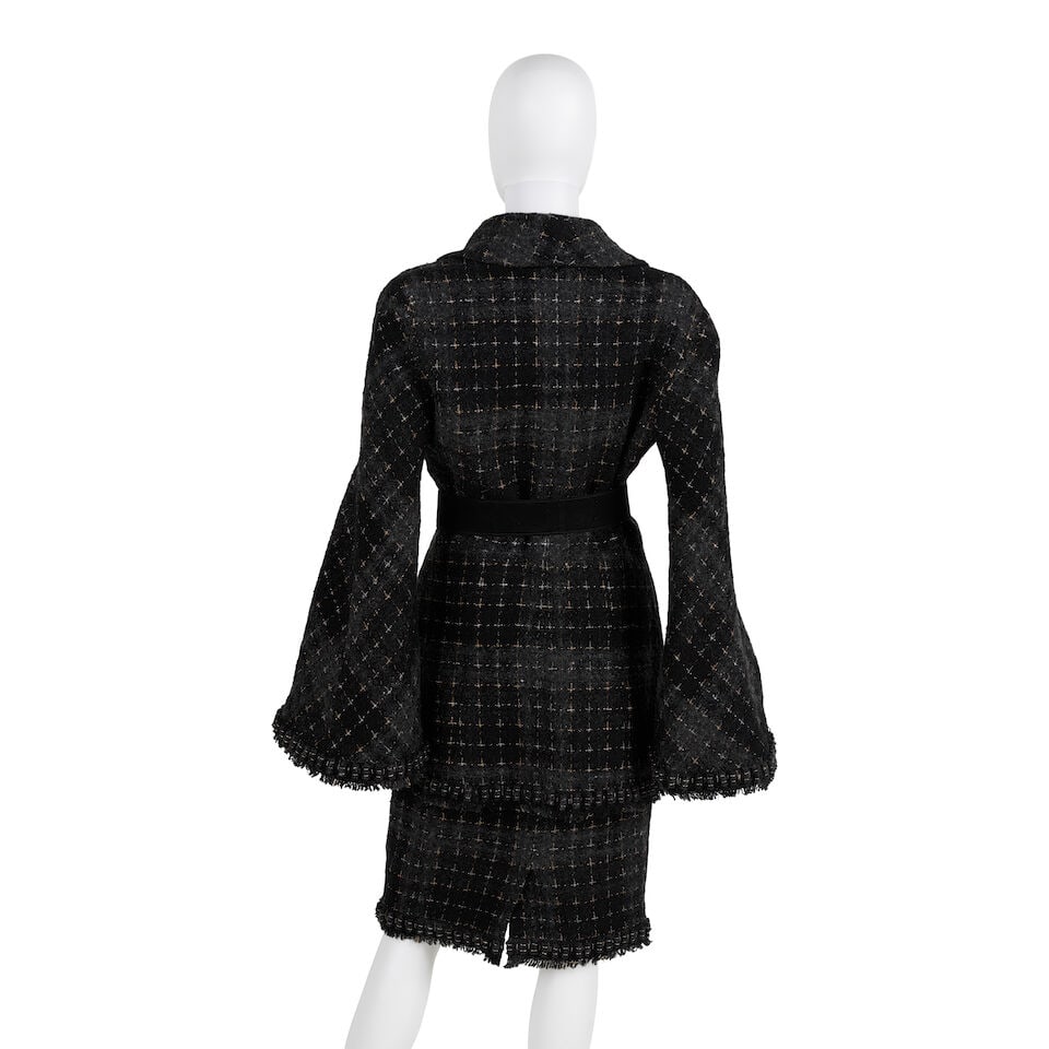 CHANEL: GREY TWEED BELTED SKIRT SUIT ENSEMBLE Fall 2008 | Look 10 - 3