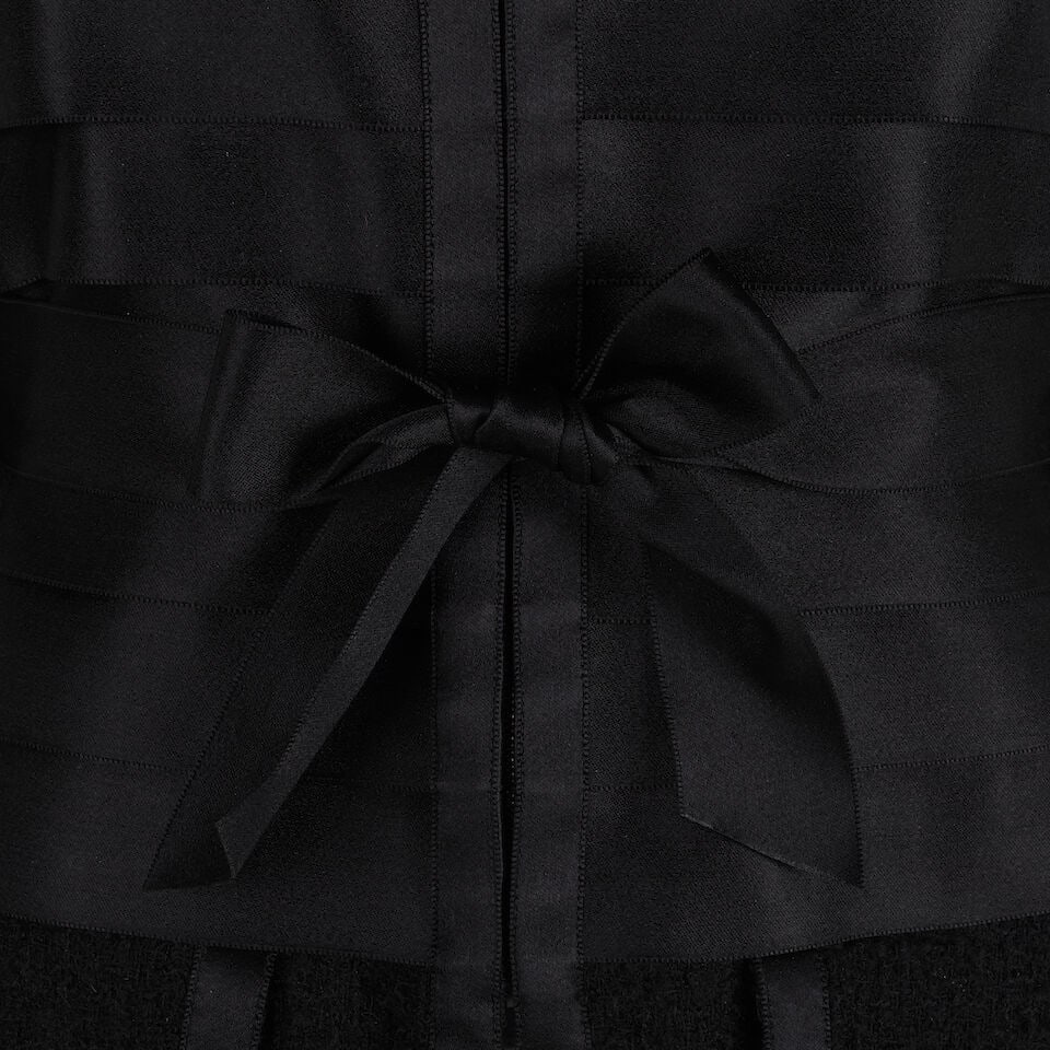 CHANEL: BLACK TWEED PANELED RIBBON EVENING JACKET Fall 2006 | Look 32 - 2
