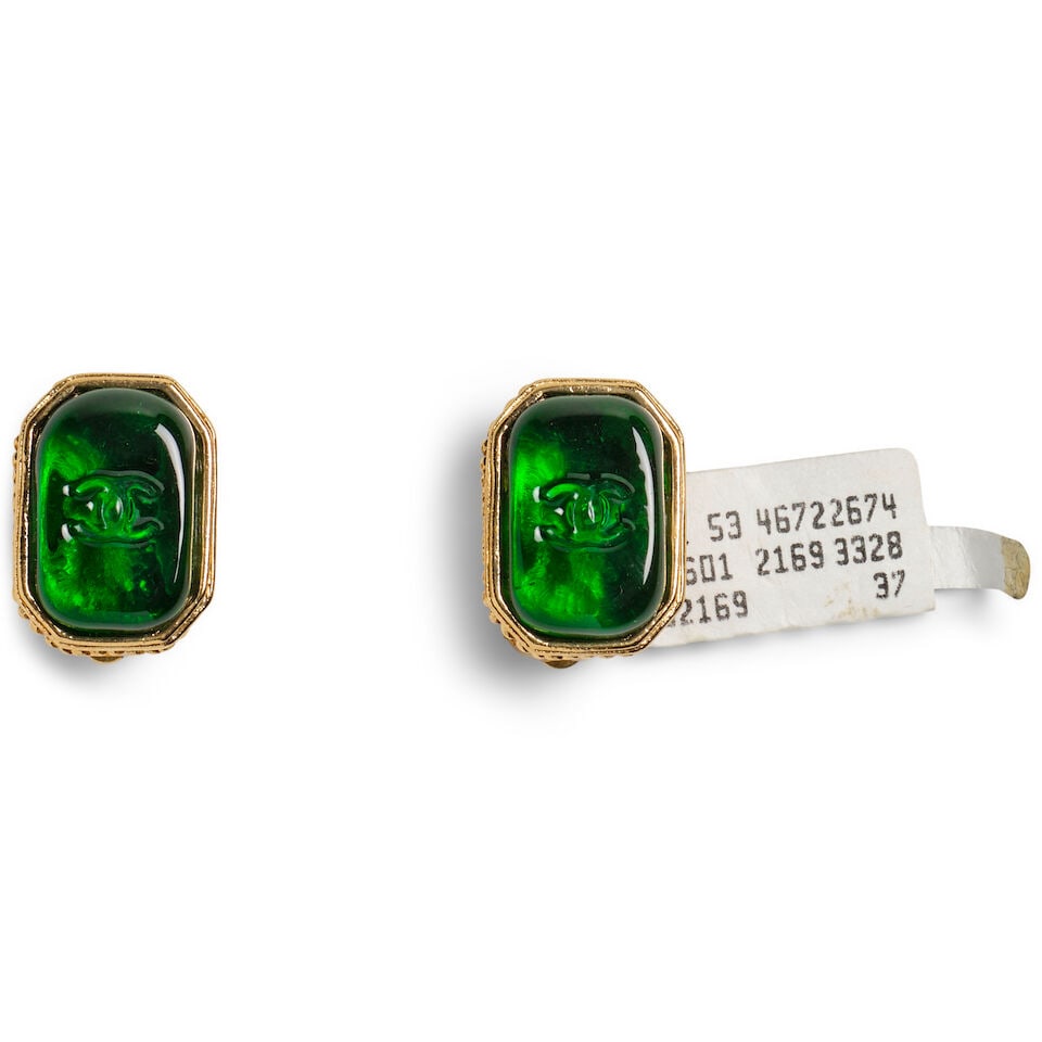 CHANEL: GREEN GRIPOIX CC LOGO EARRINGS Fall 1993: CHANEL: GREEN GRIPOIX CC LOGO EARRINGS Fall 1993 • Clip Ons • Box Included • Measures: 1.5 cm x 2 cm x 1 cm For further information on this lot please visit Bonhams.com For further i
