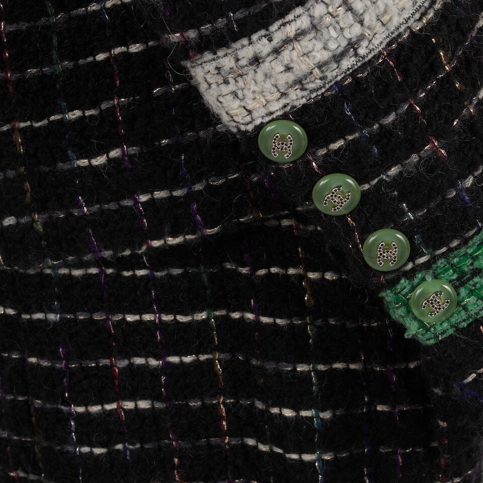 CHANEL: BLACK, WHITE, & GREEN BOUCLE SKIRT SUIT ENSEMBLE Fall 2009 | Look 26 - 2