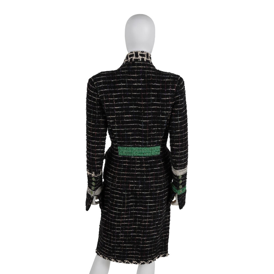 CHANEL: BLACK, WHITE, & GREEN BOUCLE SKIRT SUIT ENSEMBLE Fall 2009 | Look 26 - 3