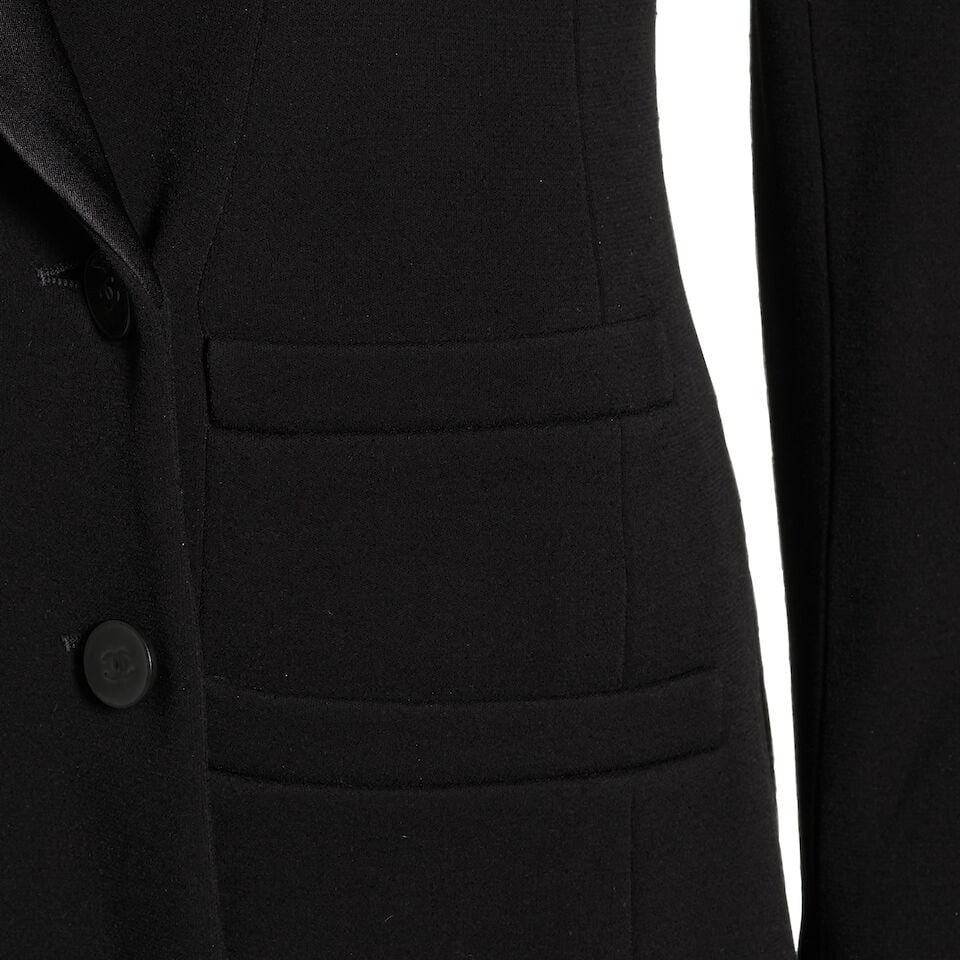 CHANEL: BLACK TUXEDO PANTSUIT Fall 2005 | Jacket Look 39 - 2