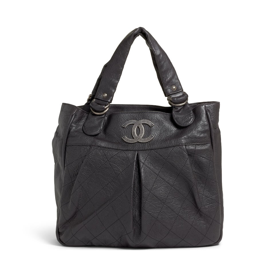 CHANEL: BLACK DISTRESSED LE MARAIS TOTE Fall 2007: CHANEL: BLACK DISTRESSED LE MARAIS TOTE Fall 2007 • Distressed Black Lambskin Leather Exterior • Ruthenium Hardware • Dual Leather Shoulder Straps • Magnetic Snap Closure ̶
