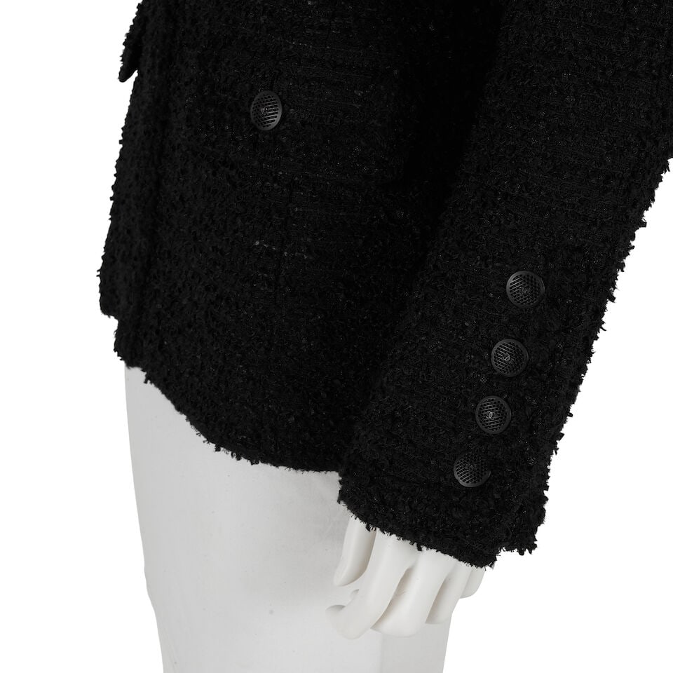 CHANEL: BLACK TWEED JACKET Spring 2002 | Look 20 - 2