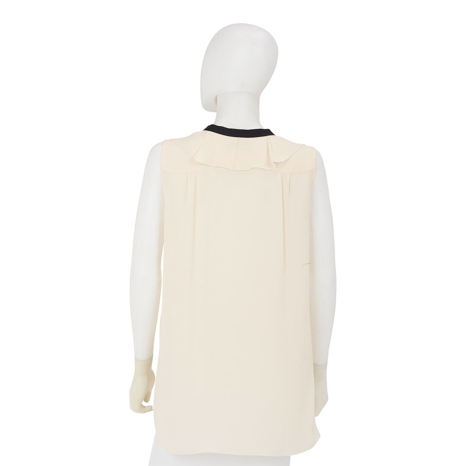 CHANEL: CREAM SILK CHIFFON BOW BLOUSE Fall 2005 | Look 29 - 3