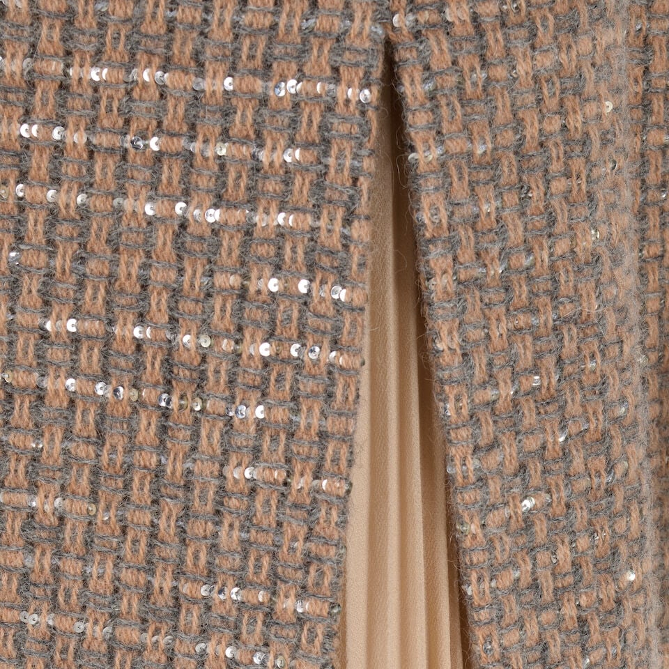 CHANEL: BEIGE TWEED EMBELLISHED SKIRT SUIT ENSEMBLE Fall 2000 | Look 14 - 2
