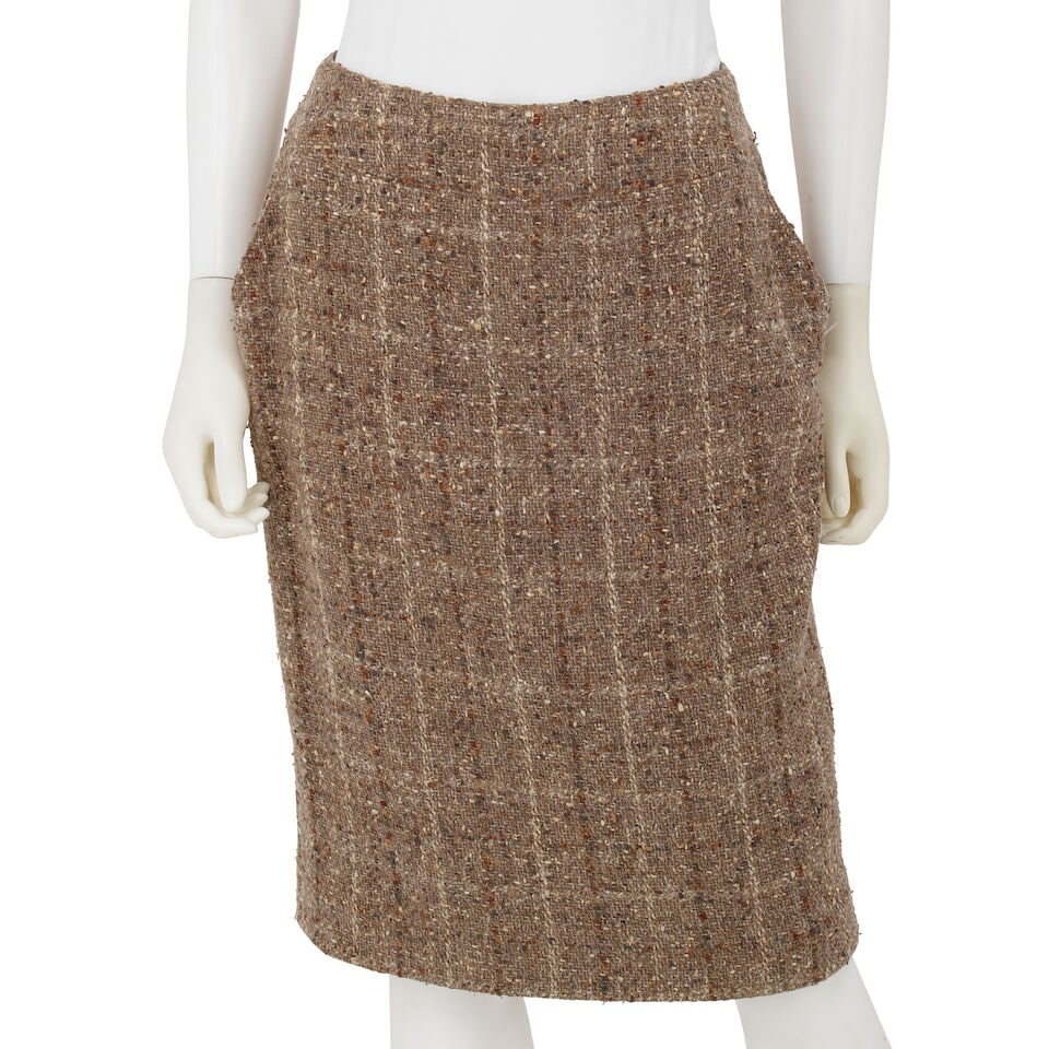 CHANEL: BROWN TWEED LUREX BLEND SKIRT Fall 1999: CHANEL: BROWN TWEED LUREX BLEND SKIRT Fall 1999 • Brown Tweed Exterior with Woven Lurex and Tonal Color Detail • Zipper Detail at Back Hem of Skirt • Zip Closure • Dual Inset P