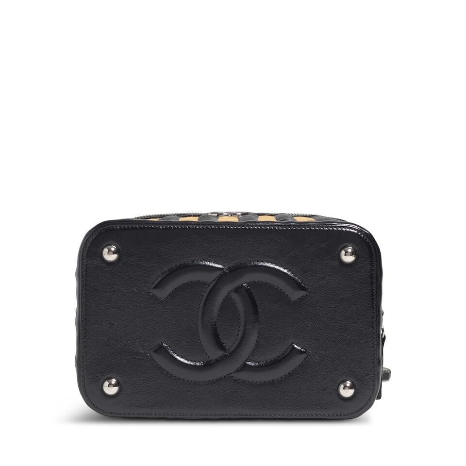 CHANEL: MEDIUM TAKE AWAY VANITY CASE Cruise 2020 - 2
