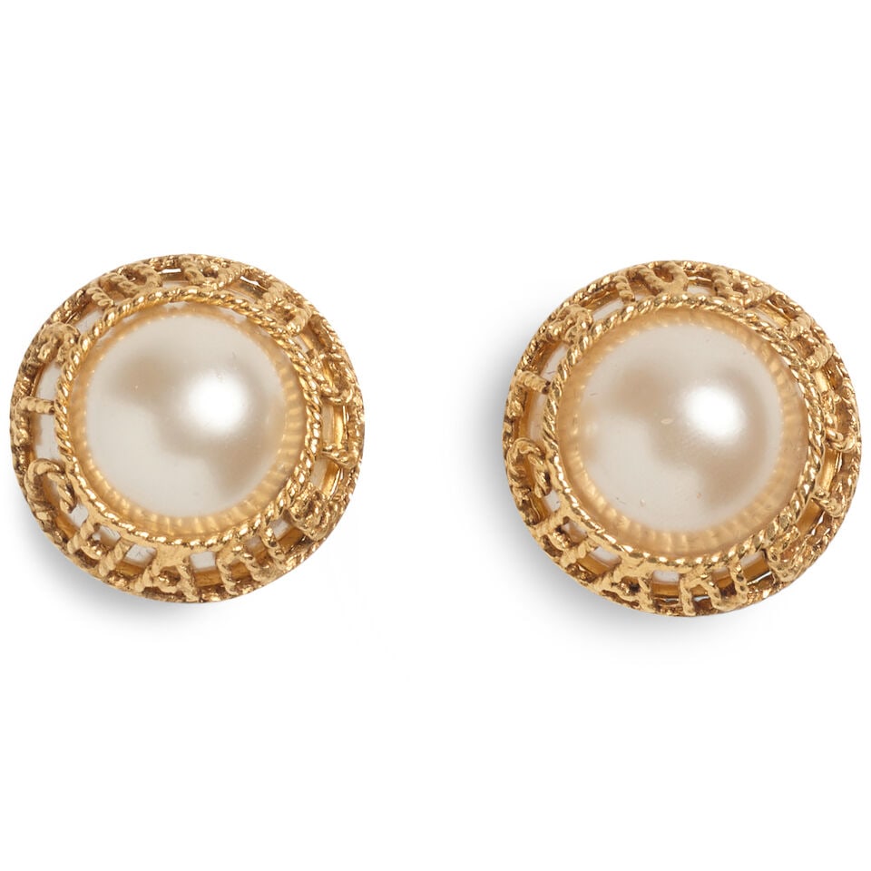 CHANEL: PEARL ROPE LOGO EARRINGS Fall 1994: CHANEL: PEARL ROPE LOGO EARRINGS Fall 1994 • Simulated Pearl with Gold Tone Rope Detail • Clip On Closure • Includes Box • Measures 3 cm x 2.5 cm x 1 cm For further information