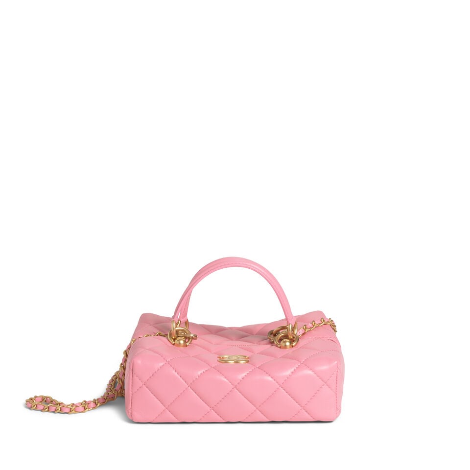 CHANEL: PINK QUILTED CALFSKIN SQUARE TOP HANDLE VANITY Metiers d'Art Paris-Senegal | Pre-Fall 2...: CHANEL: PINK QUILTED CALFSKIN SQUARE TOP HANDLE VANITY Metiers d'Art Paris-Senegal | Pre-Fall 2023 | Look 13 • Pink Quilted Lambskin Leather Exterior • Brushed Gold Tone Hardware • T