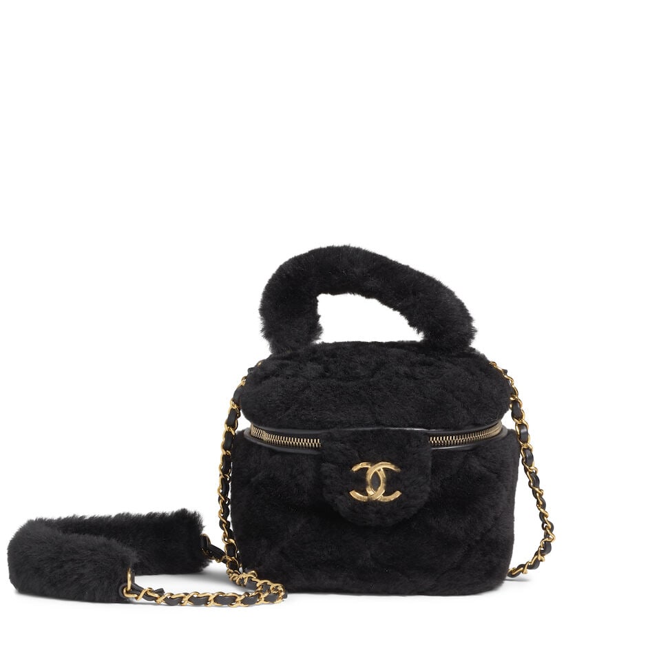 CHANEL: BLACK SHEARLING SMALL VANITY CASE le19M Metiers d'Art | Pre-Fall 2022: CHANEL: BLACK SHEARLING SMALL VANITY CASE le19M Metiers d'Art | Pre-Fall 2022 • Black Diamond Quilted Shearling Exterior • Gold Tone Hardware • Shearling Top Handle and Shearling, Le