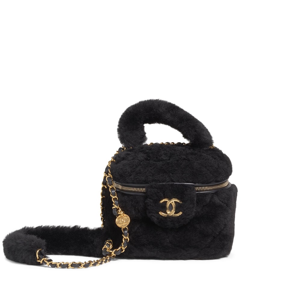 CHANEL: BLACK SHEARLING SMALL VANITY CASE le19M Metiers d'Art | Pre-Fall 2022 - 2