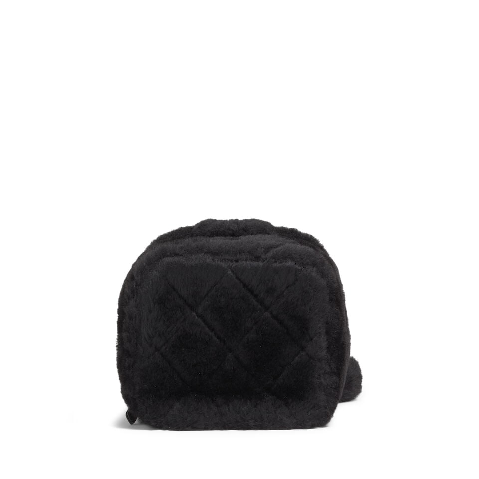 CHANEL: BLACK SHEARLING SMALL VANITY CASE le19M Metiers d'Art | Pre-Fall 2022 - 3