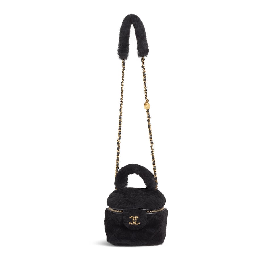 CHANEL: BLACK SHEARLING SMALL VANITY CASE le19M Metiers d'Art | Pre-Fall 2022 - 4