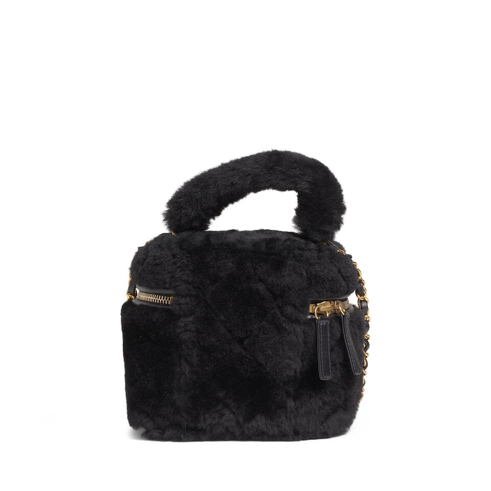 CHANEL: BLACK SHEARLING SMALL VANITY CASE le19M Metiers d'Art | Pre-Fall 2022 - 5