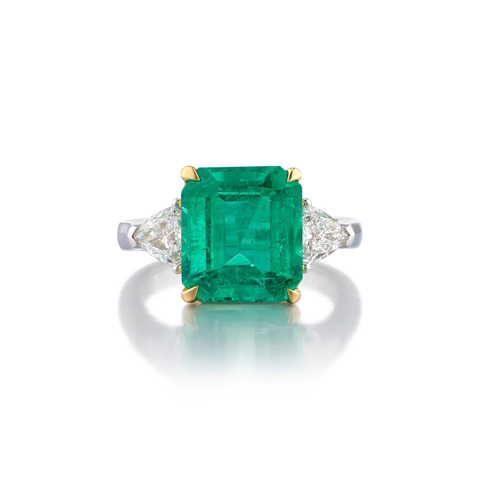 AN 18K WHITE GOLD, EMERALD AND DIAMOND RING (1 of 1)
