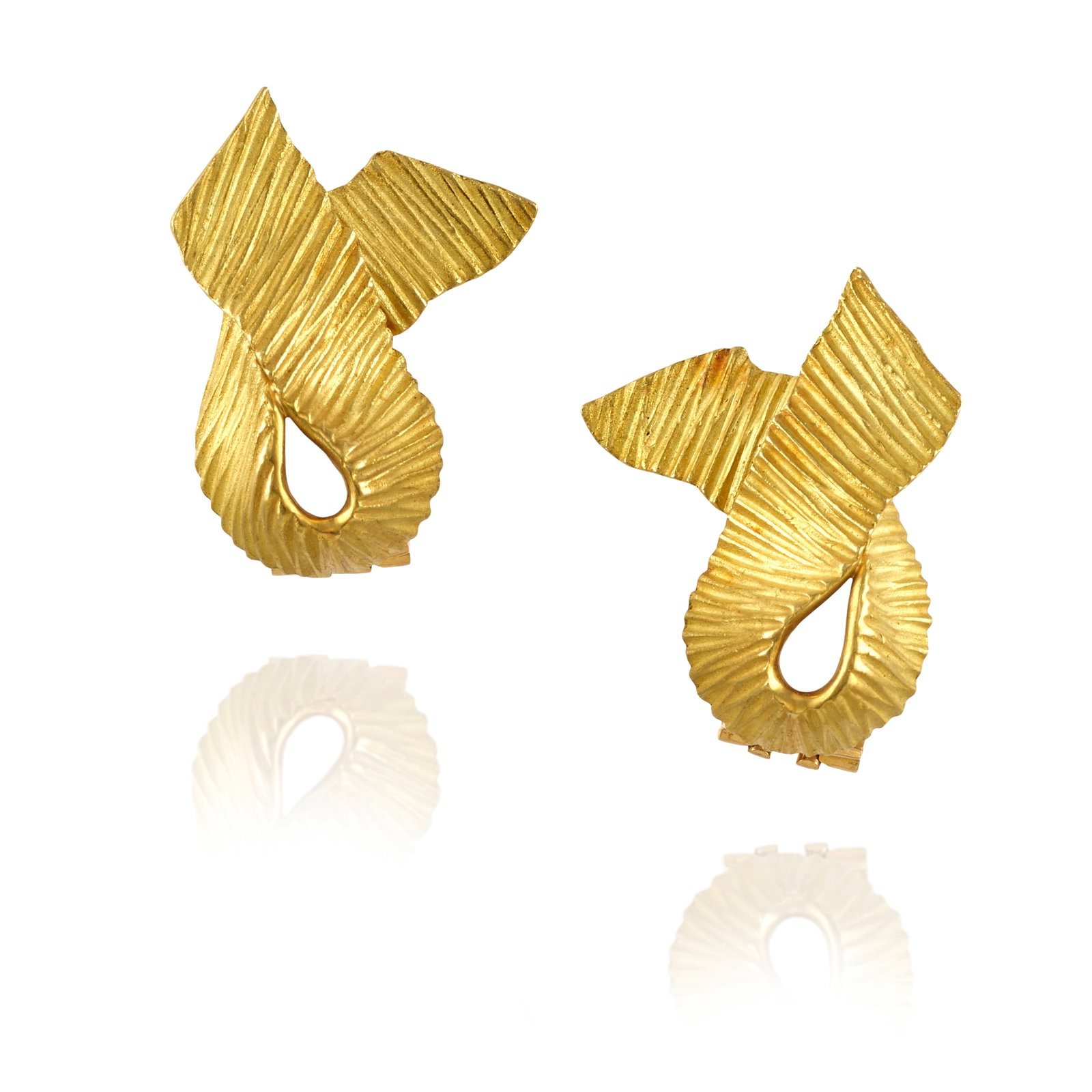 CARTIER: A PAIR OF 18K GOLD EARCLIPS, ITALY: CARTIER: A PAIR OF 18K GOLD EARCLIPS, ITALY Each of ribbon design; signed Cartier; Italy; with serial number; measures 1 x 7/8 in. Footnotes: OVERALL CONDITION: Metal stamped and tested with XRF