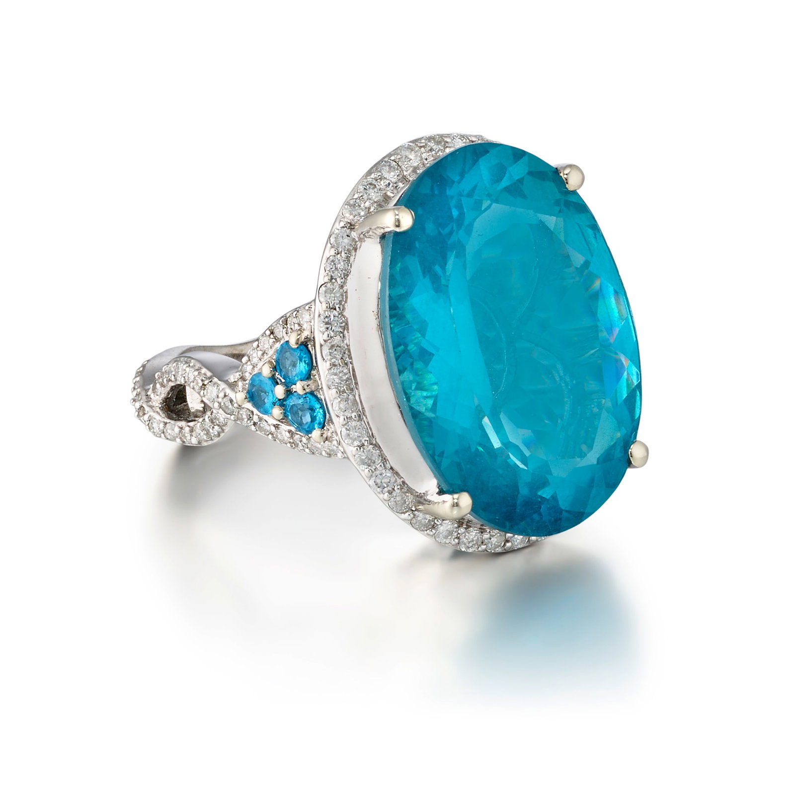 A 14K WHITE GOLD, APATITE AND DIAMOND RING: A 14K WHITE GOLD, APATITE AND DIAMOND RING Centering an oval-shaped apatite, flanked by trios of round apatite and accented across with round brilliant-cut diamonds; with maker's mark; estimated cente