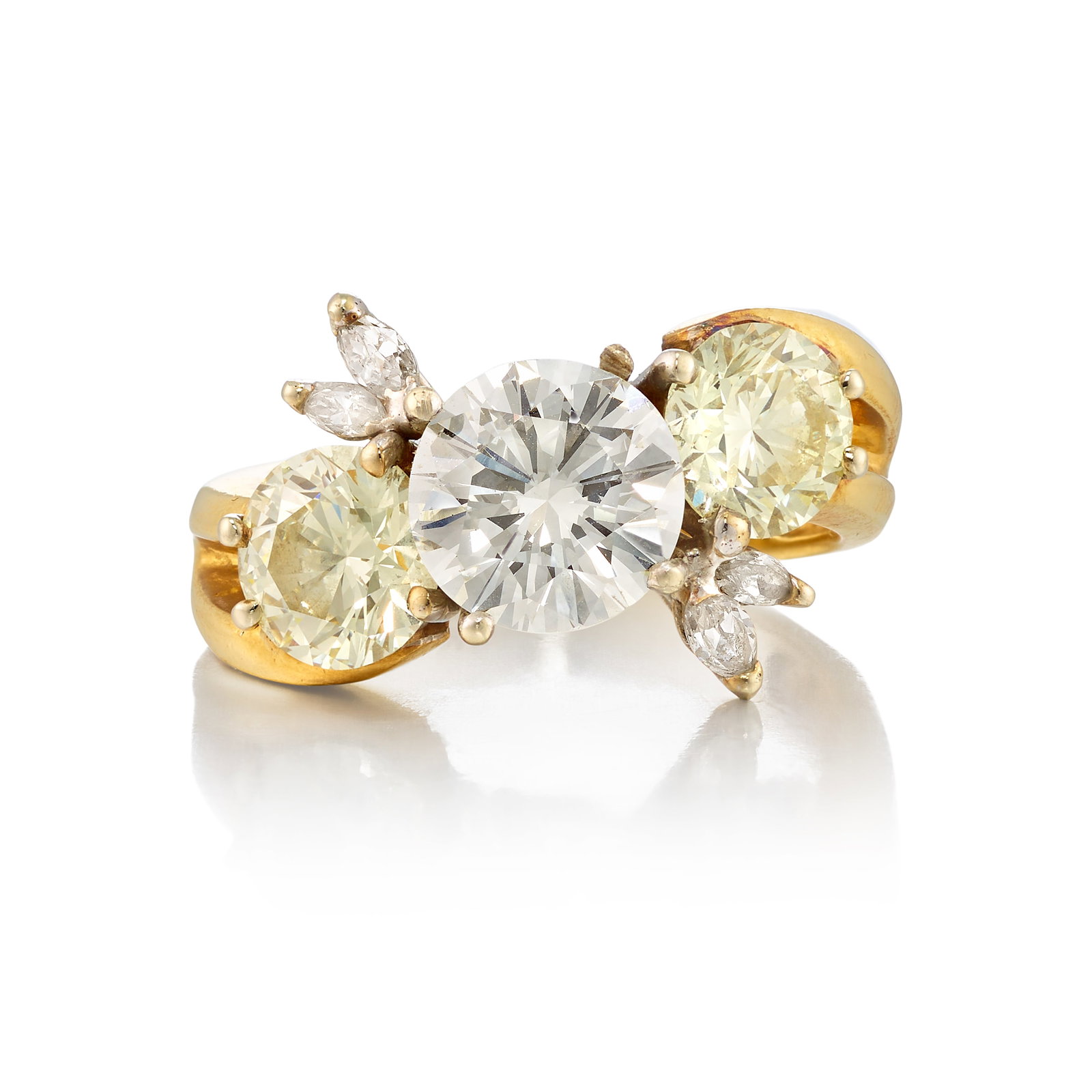 AN 18K GOLD AND DIAMOND RING (1 of 1)