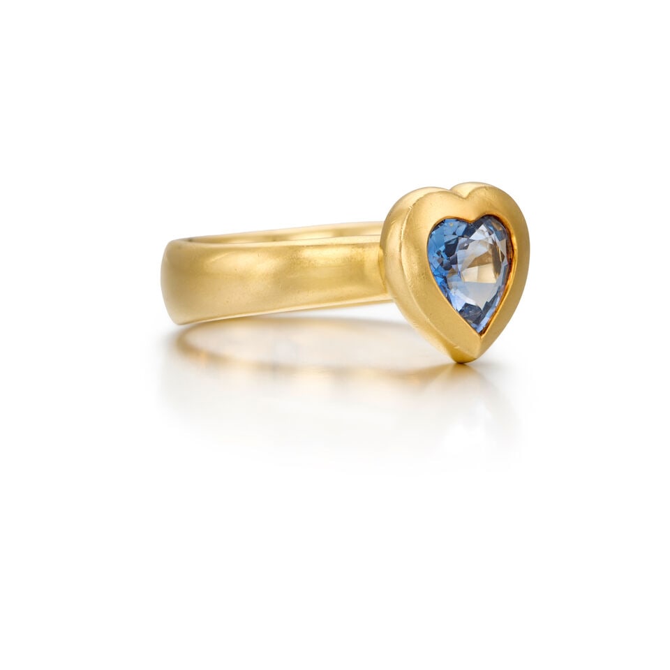 TIFFANY AND CO.: 18K YELLOW GOLD AND SAPPHIRE RING - 2
