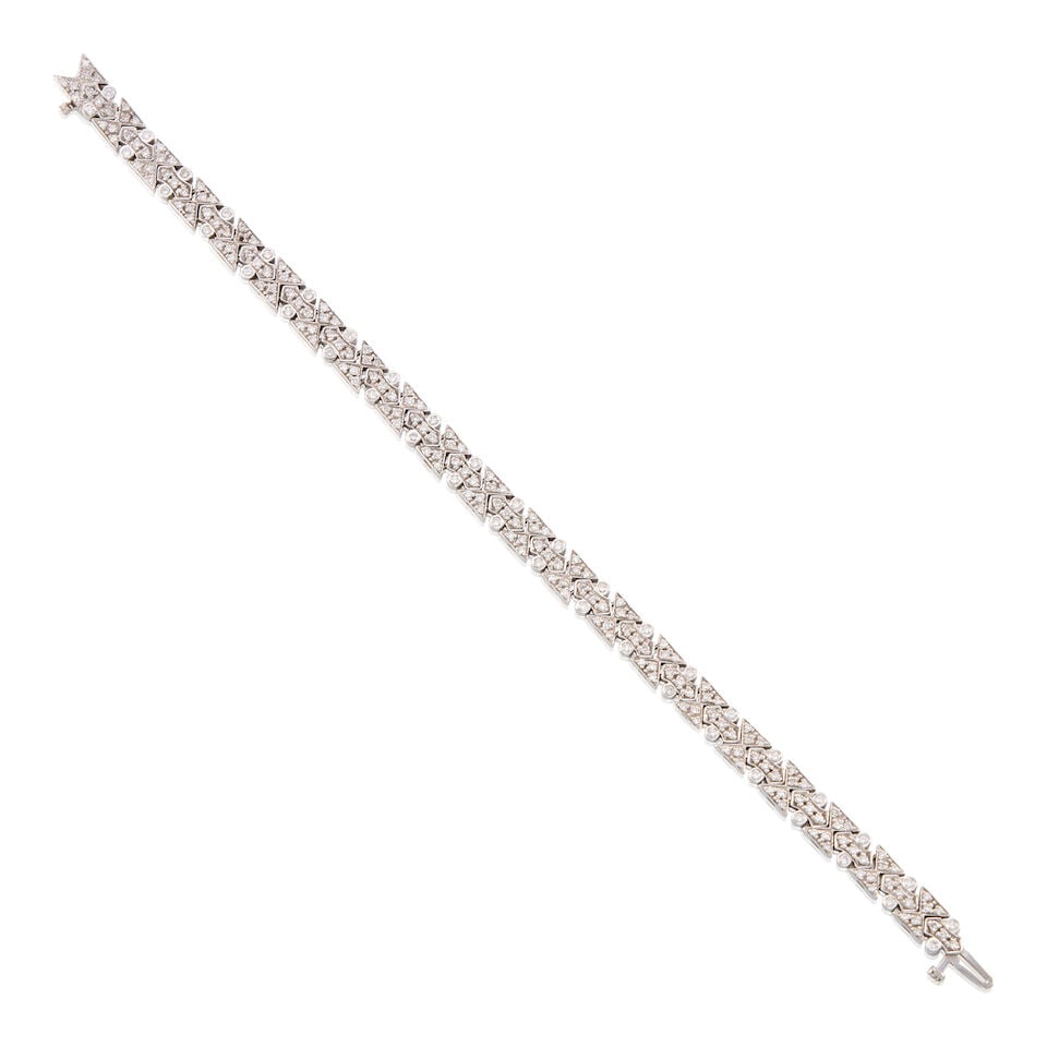 14K WHITE GOLD AND DIAMOND BRACELET: 14K WHITE GOLD AND DIAMOND BRACELET • Numerous round shaped diamonds weighing approximately 2.30 carats total • Length 7 in. • Estimated gross weight: 16.4 grams Footnotes: OVERALL