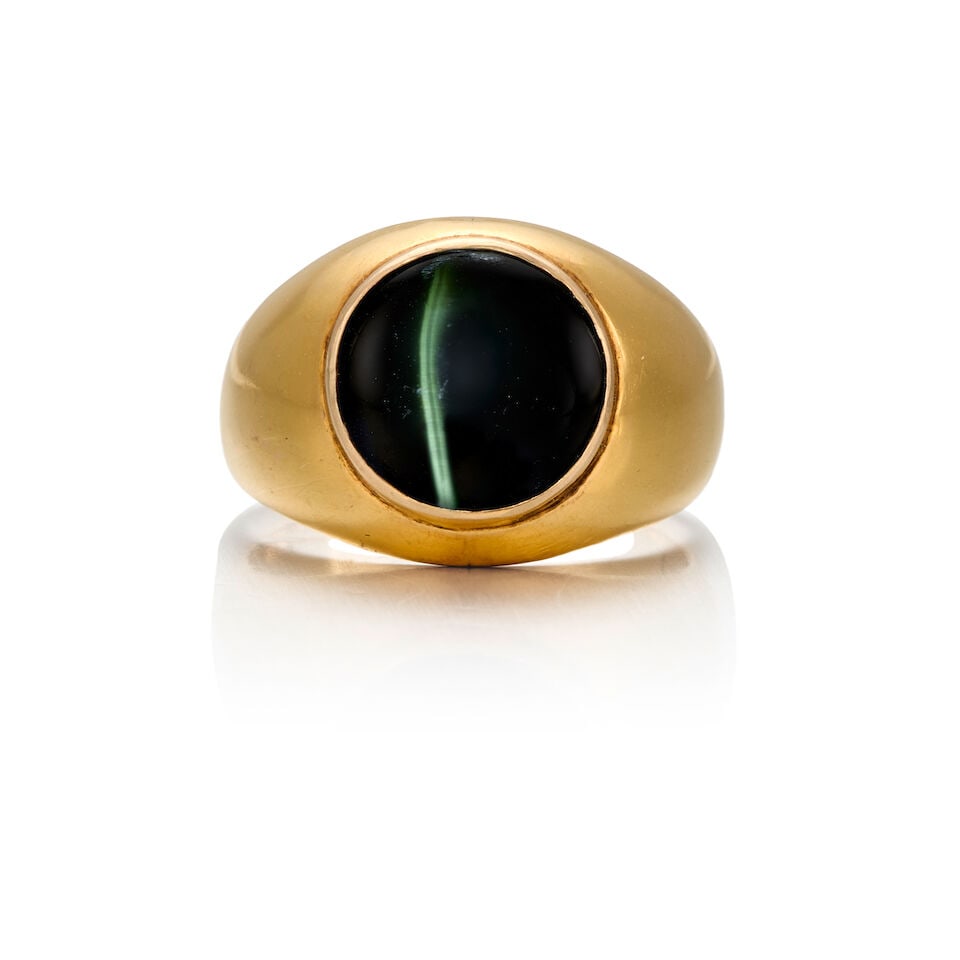 11K YELLOW GOLD AND CAT'S EYE DIOPSIDE RING: 11K YELLOW GOLD AND CAT'S EYE DIOPSIDE RING • One oval cabochon cat's eye diopside measuring approximately 11.81mm x 12.13mm x 6.02mm • Size 10 • Estimated gross weight: 9.9
