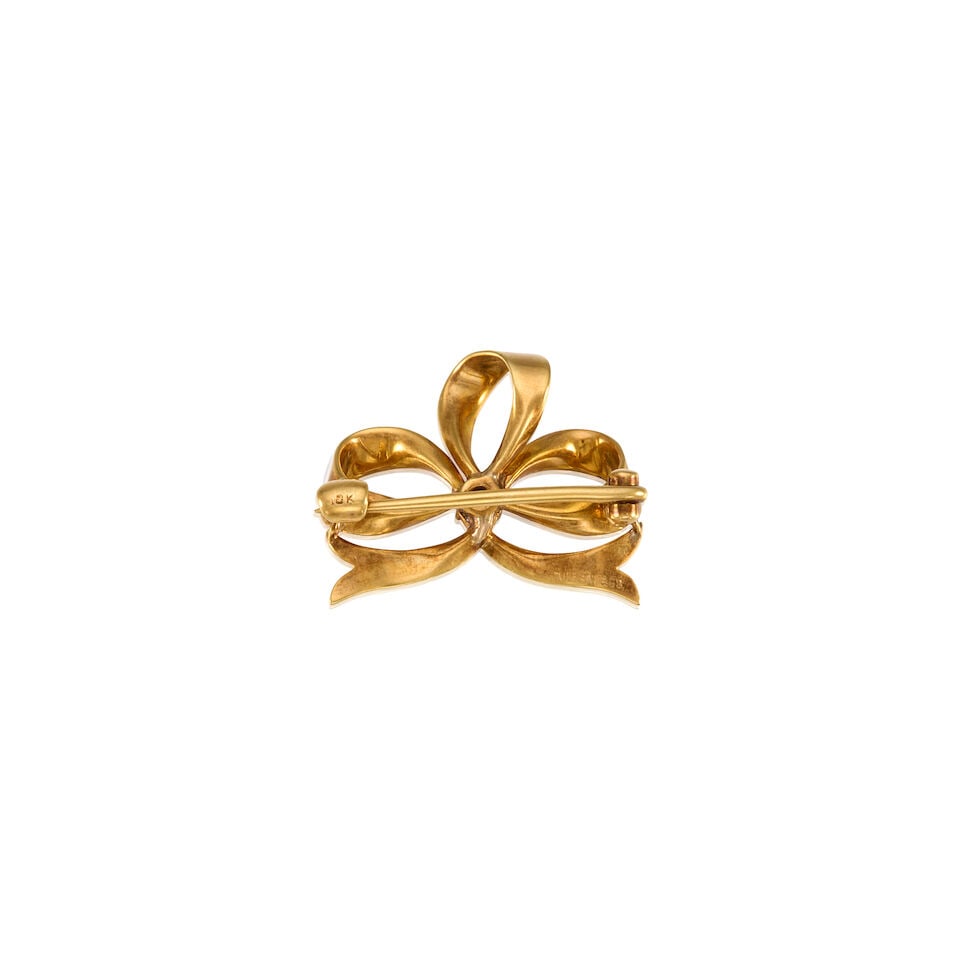 TIFFANY & CO.: 18K YELLOW GOLD AND SAPPHIRE BOW BROOCH - 2