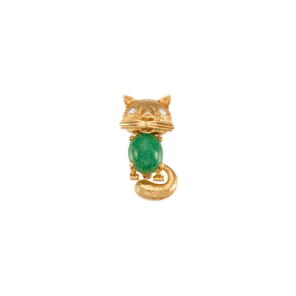 14K YELLOW GOLD, AVENTURINE QUARTZ AND PEARL CAT BROOCH: 14K YELLOW GOLD, AVENTURINE QUARTZ AND PEARL CAT BROOCH • One oval cabochon shaped aventurine quartz weighing approximately 3.80 carats total • Two round cultured pearl measuring