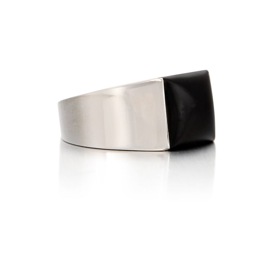 CARTIER: 18K WHITE GOLD AND ONYX RING - 2