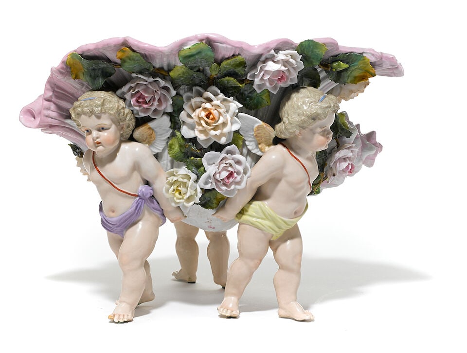 A LARGE GERMAN PORCELAIN CENTERPIECE BOWLEarly 20th century - 2