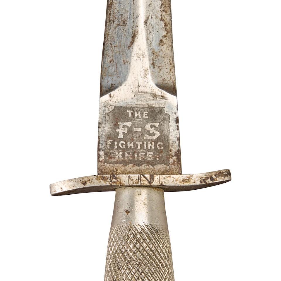 A WORLD WAR II FIRST PATTERN FAIRBAIRN-SYKES COMMANDO KNIFE WITH 'S' GUARD AND SHEATH. - 2