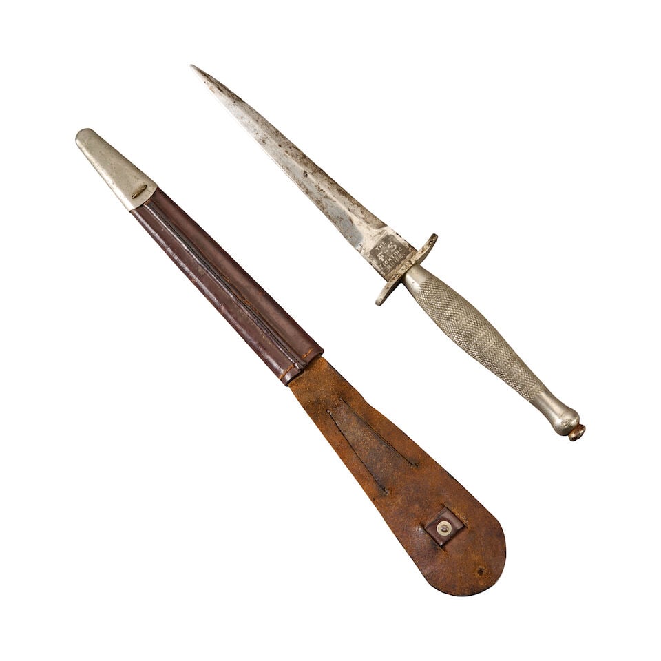 A WORLD WAR II FIRST PATTERN FAIRBAIRN-SYKES COMMANDO KNIFE WITH 'S' GUARD AND SHEATH. - 4