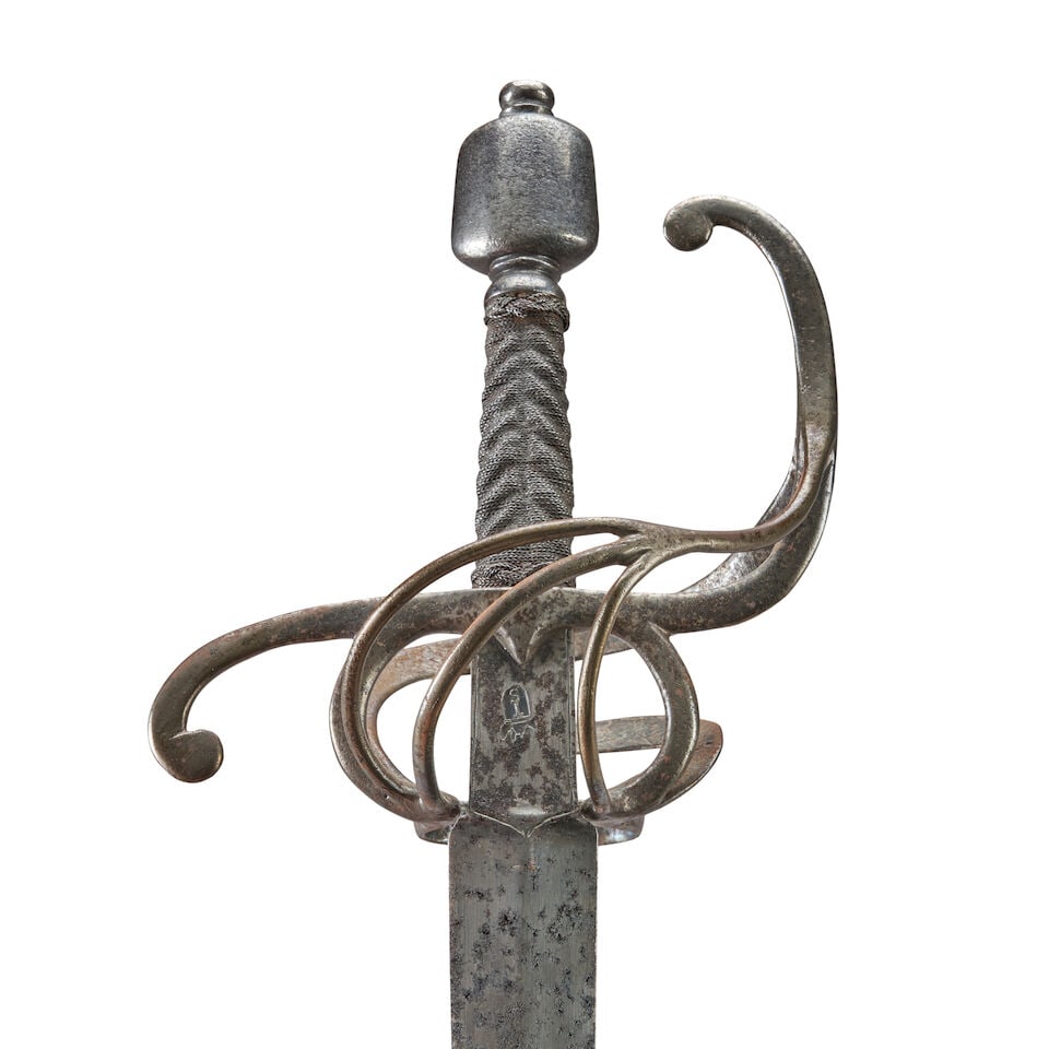 A 17TH CENTURY SWEPT HILT BROADSWORD. - 2