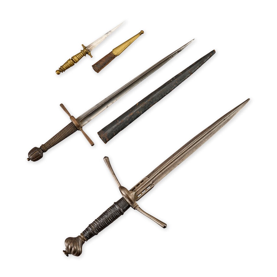 THREE MAIN GAUCHE-TYPE SMALL DAGGERS. (1 of 2)