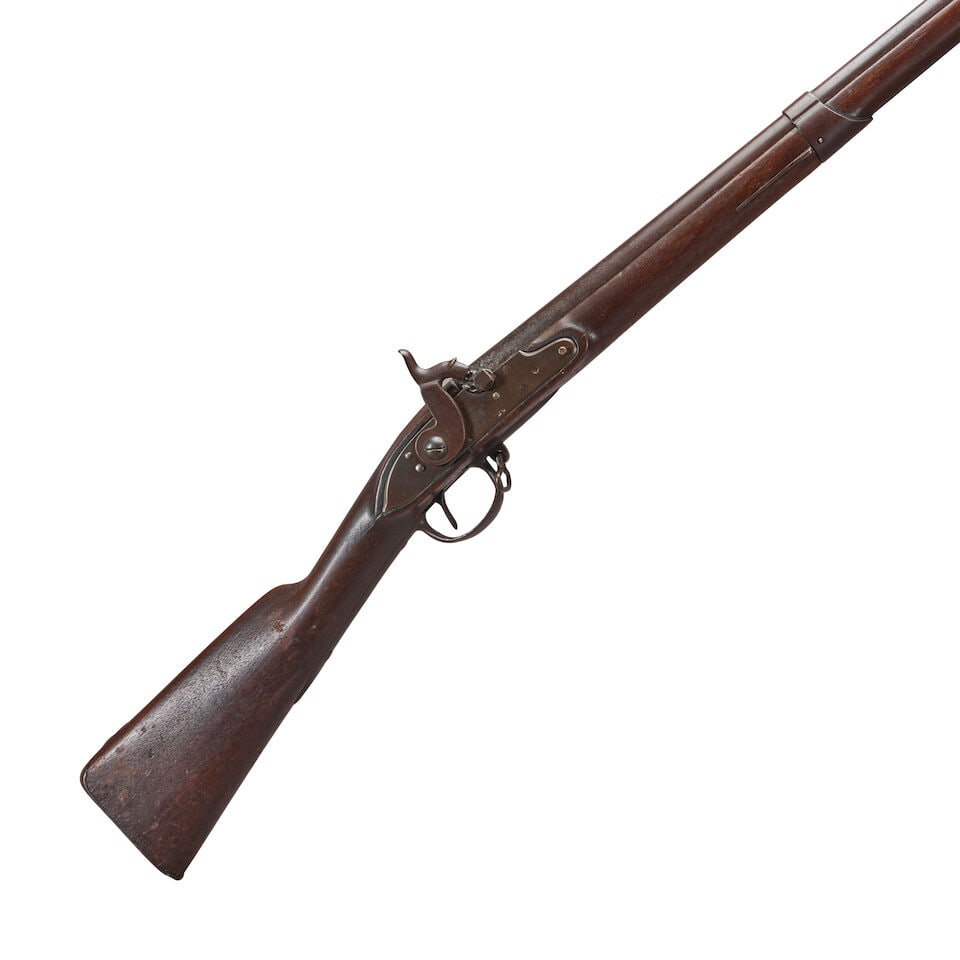 AN EARLY 19TH CENTURY AMERICAN MILITARY MUSKET. (1 of 4)