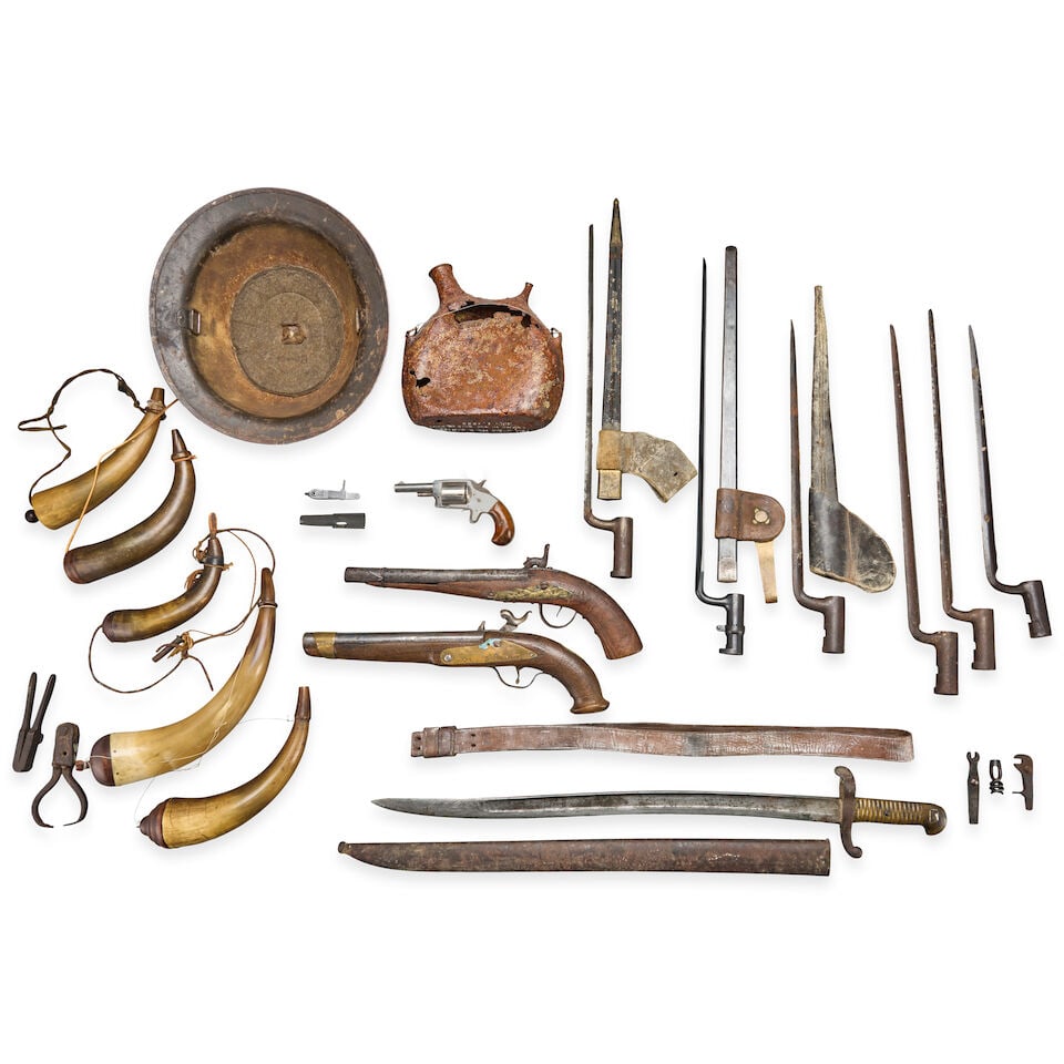 A GROUP OF 19TH/EARLY 20TH CENTURY MILITARY ITEMS. - 2