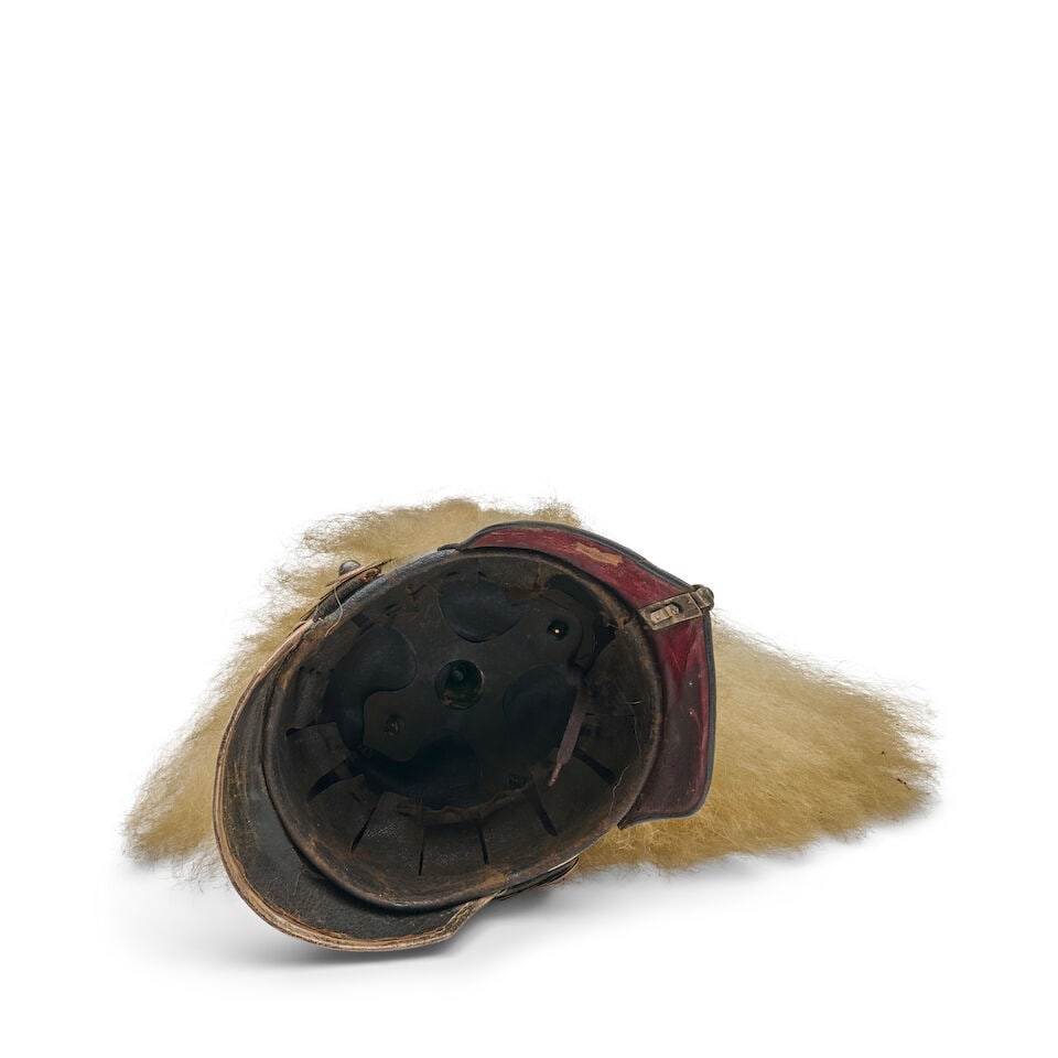 AN IMPERIAL GERMAN GUARDE OFFICER'S PICKELHAUBE HELMET WITH PARADE PLUME AND CASE. - 2
