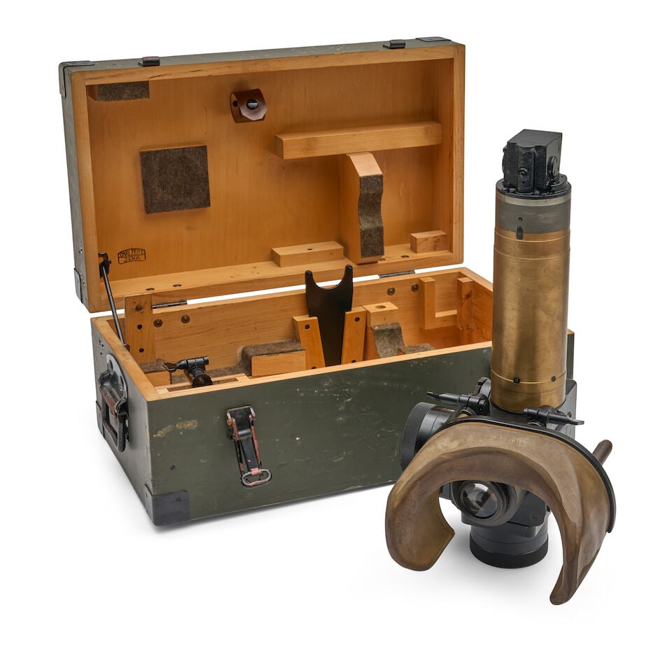 A WORLD WAR II OR LATER GERMAN ZEISS PANZER OR FLAK OPTIC WITH CASE. (1 of 5)